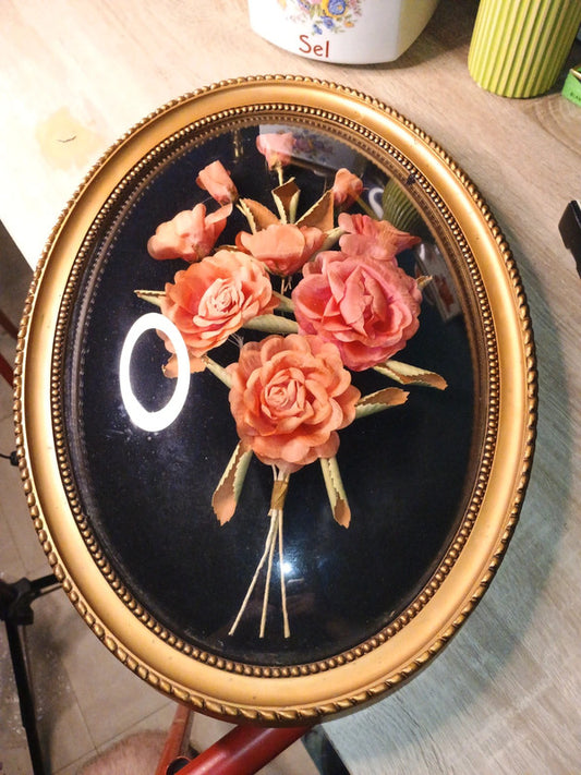 Magnifique ancien grand cadre ovale verre bombé fleurs séchées.