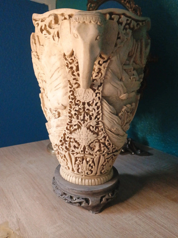 Grand vase asiatique en résine dure - Anses éléphants et scènes de vie