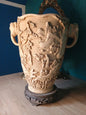 Grand vase asiatique en résine dure - Anses éléphants et scènes de vie