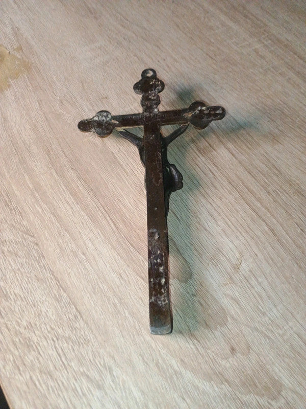 Jolie crucifix en métal dans son jus