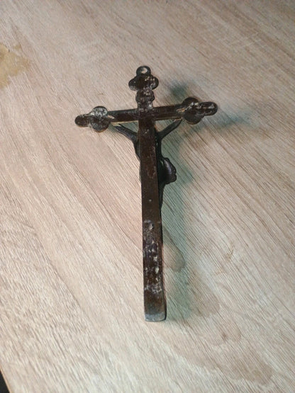 Jolie crucifix en métal dans son jus