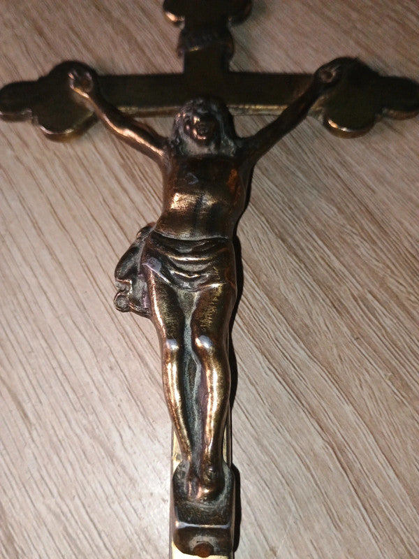 Jolie crucifix en métal dans son jus