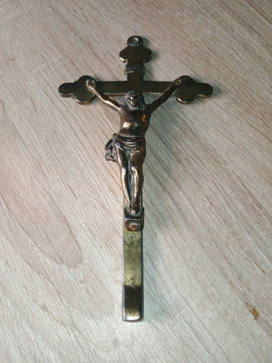 Jolie crucifix en métal dans son jus
