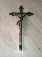 Jolie crucifix en métal dans son jus