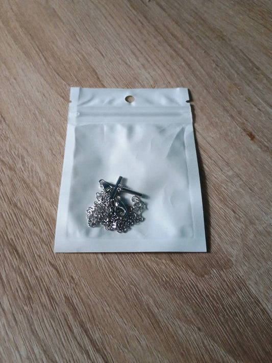 Petit croix religion croyance avec sa chaîne couleur argent métal idéal baptême bébé