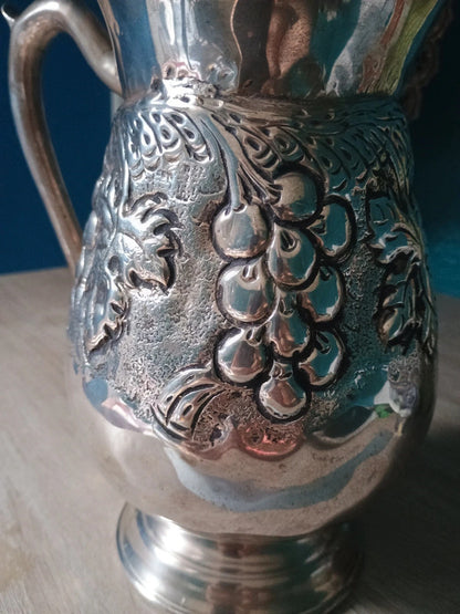 Beau pichet carafe à vin motif de grappe de raisin métal 22 cm