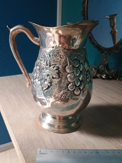 Beau pichet carafe à vin motif de grappe de raisin métal 22 cm