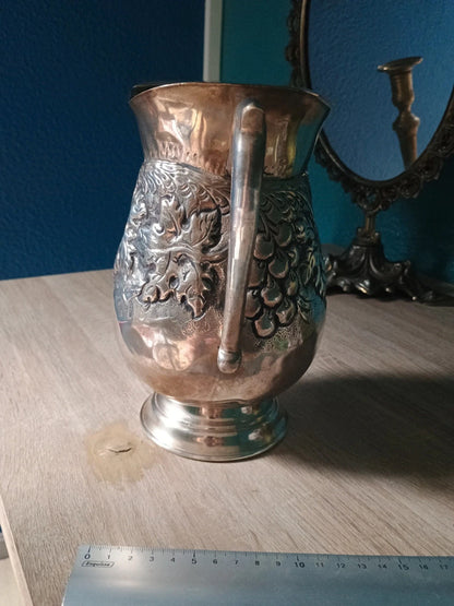 Beau pichet carafe à vin motif de grappe de raisin métal 22 cm