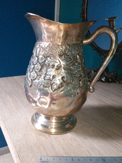 Beau pichet carafe à vin motif de grappe de raisin métal 22 cm
