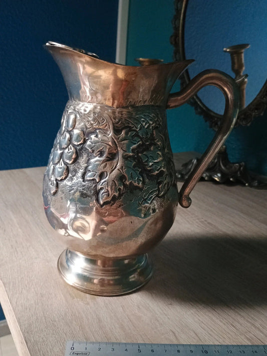 Beau pichet carafe à vin motif de grappe de raisin métal 22 cm