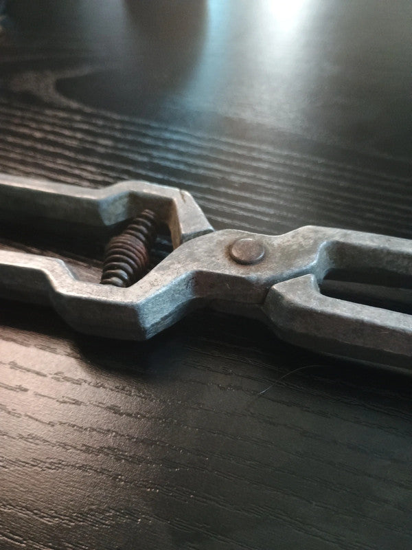 Ancienne Pince à dénoyautées en aluminium
