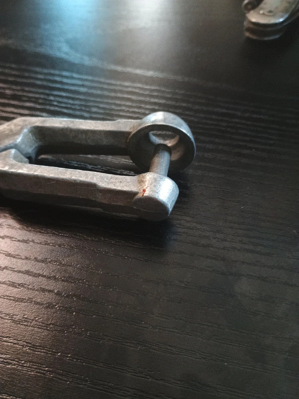 Ancienne Pince à dénoyautées en aluminium