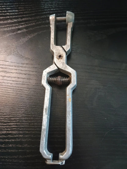 Ancienne Pince à dénoyautées en aluminium