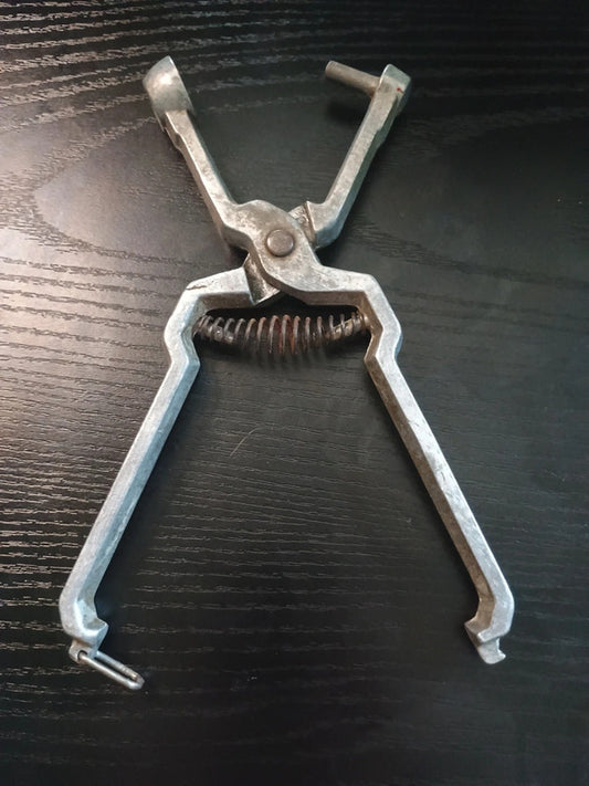 Ancienne Pince à dénoyautées en aluminium