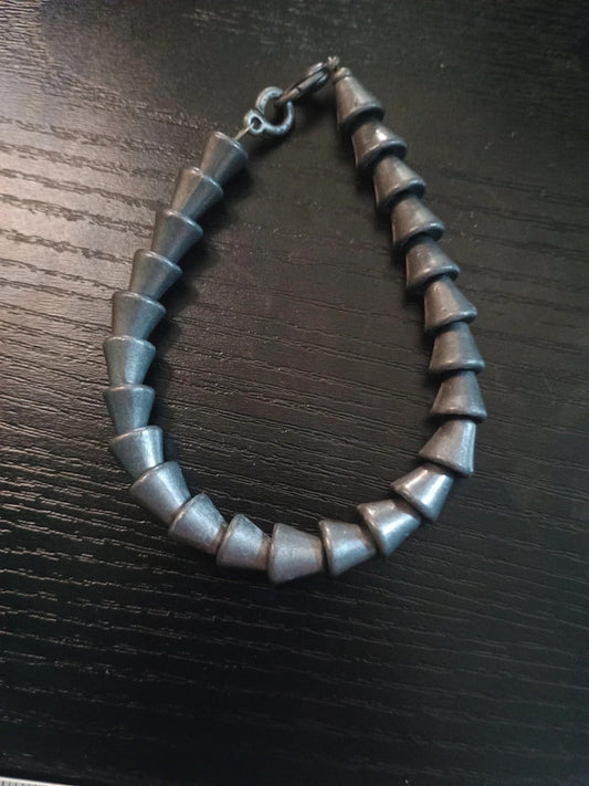 Ancien bracelet cône d'étain lourd