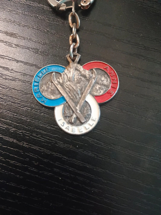 Ancien porte-clés en métal Val d'Isère Gourette Offert par Sempé Grenoble 1967