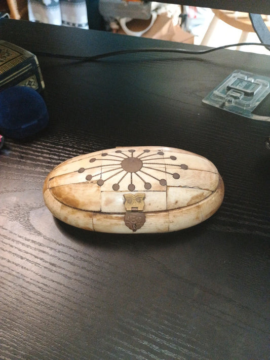 Boîte à bijoux ovale faite main en os de chameaude bœuf et en laitondoublée de velours