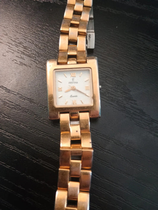 Montre femme de marque Festina a quartz doré couleur or