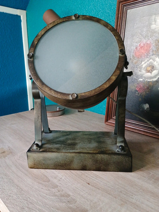 Lampe de table projecteur de marque Fenna de style théâtre à posé ou accroché au mur