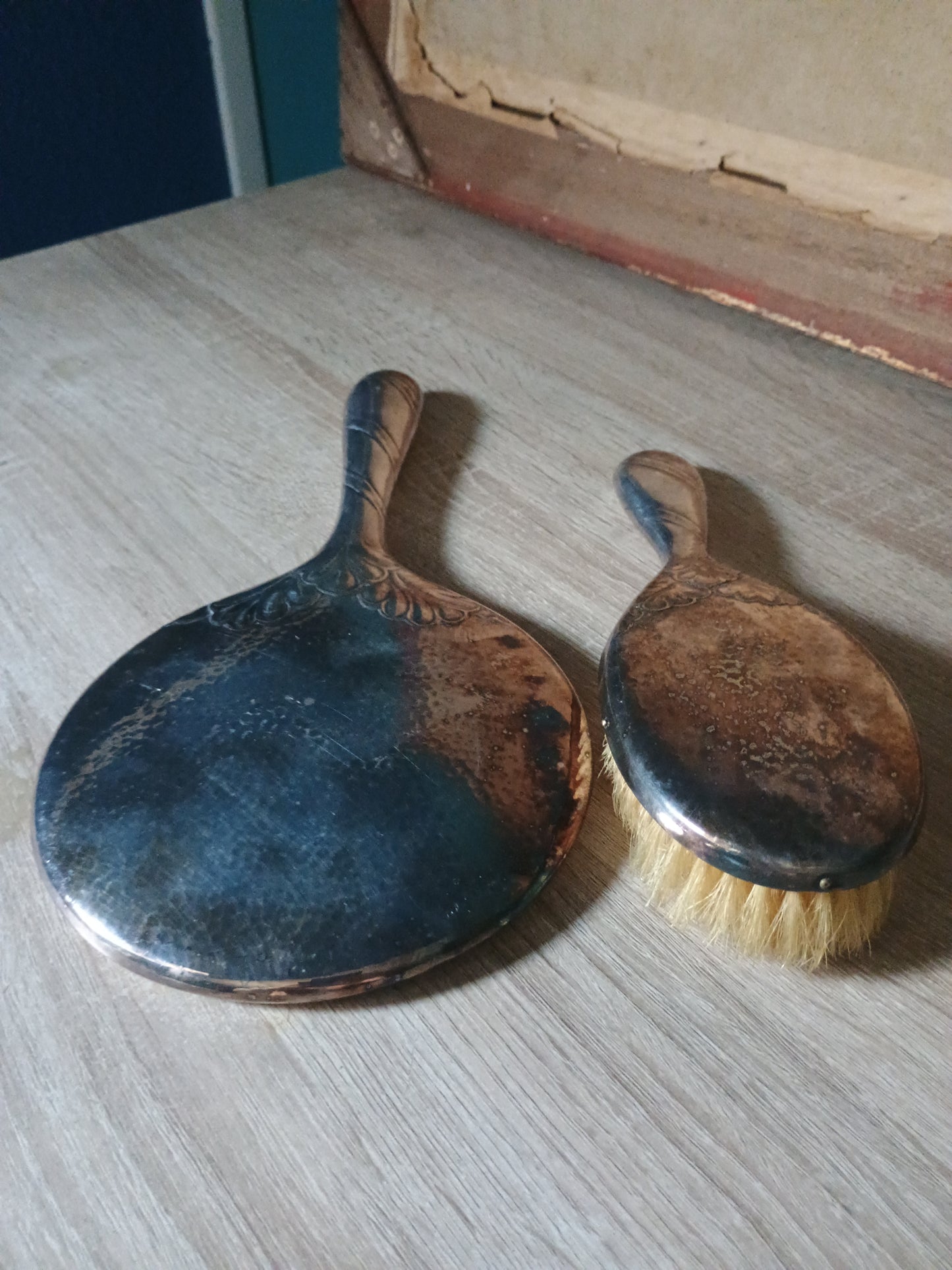 Miroir et brosse à main en métal argenté couleur argent